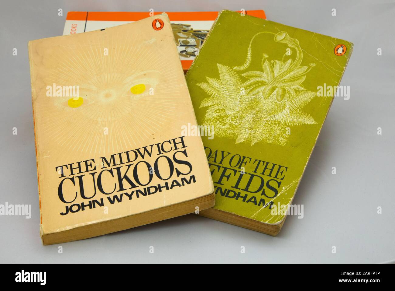 Paperback-Kopien von John Wyndham`s Romanen The Midwich Cuckoos and the Day of the Triffids, herausgegeben von Penguin. Stockfoto